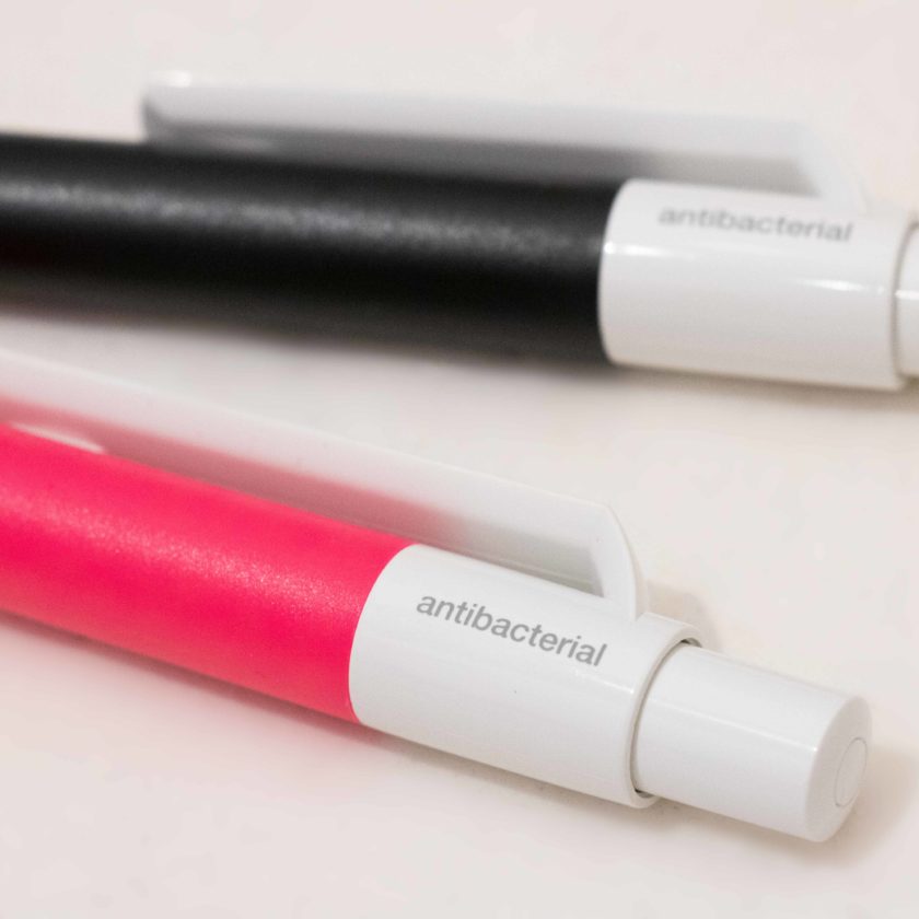 Penna antibatterica DOT clip e pulsante bianchi